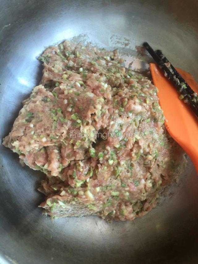 饺子馅搅拌均匀备用。