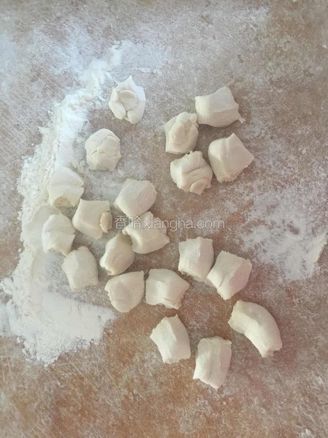 分成均匀的小面剂，按扁。