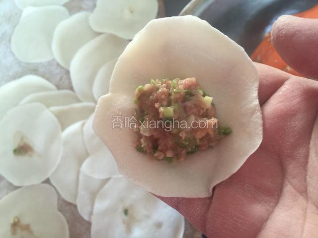 取一个面皮放入肉馅。