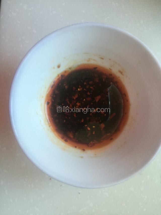 烧水的过程中蒜瓣捣碎，放饺子酱油、芝麻油、辣椒油调成酱汁。