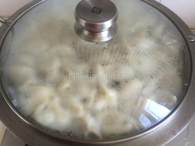 再次水开后，盖盖煮，过程中要看着别让水溢出锅外。