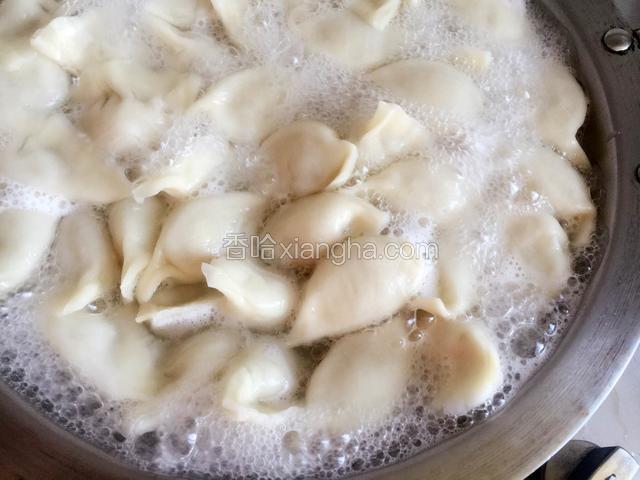当饺子煮到饺子肚都涨起来，皮和馅分离，就熟了，捞出。
