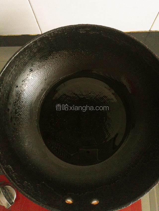 平底锅小火烧热，倒入适量油