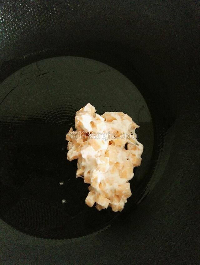 夹起一大块放入锅里
