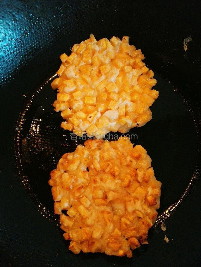 小火煎至几分钟后翻面，期间不停翻面动作要轻以免弄散