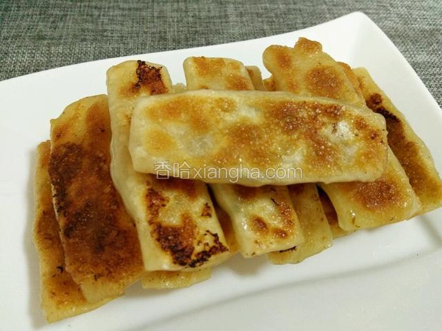 装盘即可，香喷喷的锅贴饺就可以吃啦