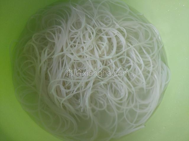 米粉提前用开水泡二十分钟左右
