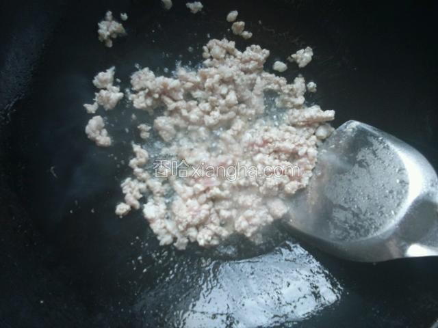 锅中放适量油，放入肉馅炒至变色
