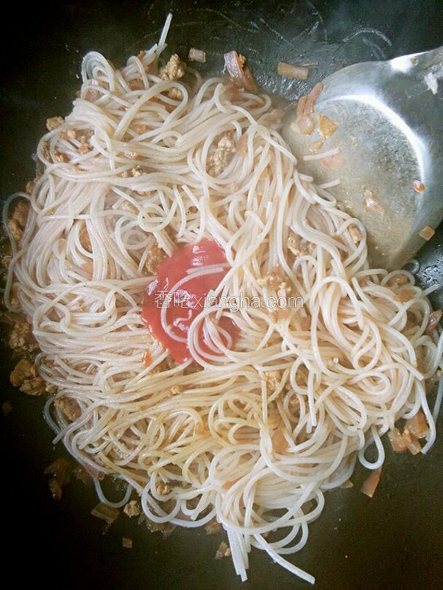 再放适量番茄酱翻炒均匀即可