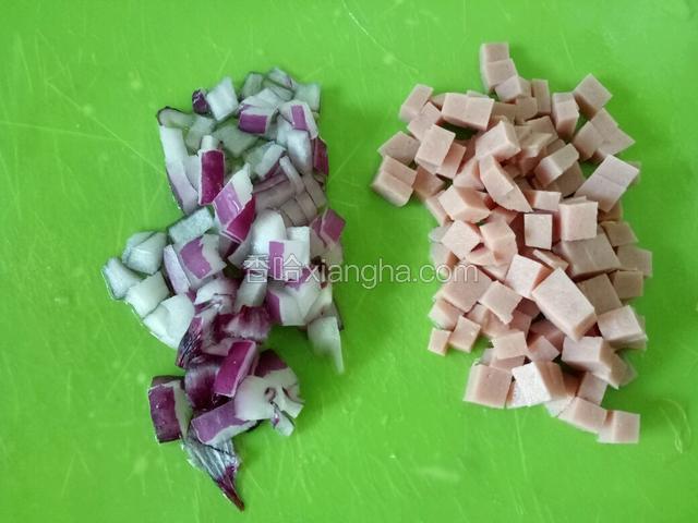 切洋葱粒和火腿粒。