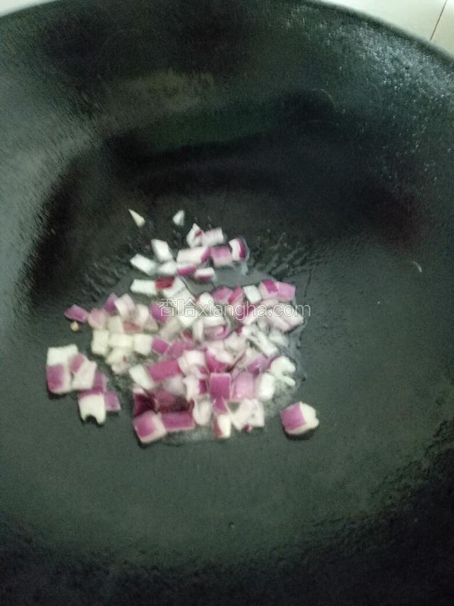 热油爆香洋葱。