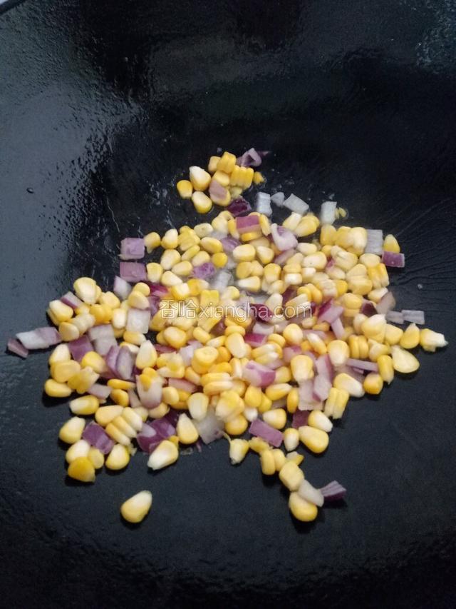 倒进玉米，加盐翻炒至半熟。