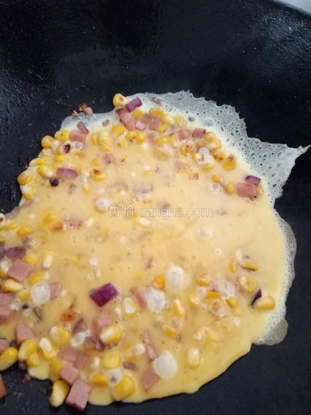调至中小火，倒进鸡蛋液。