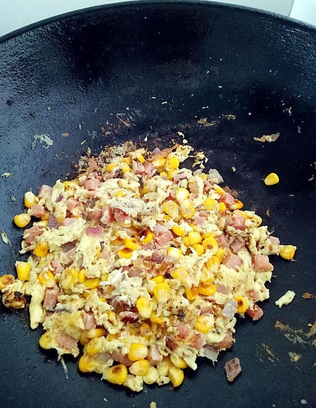 轻轻翻炒，至鸡蛋呈软滑湿润状态时立即关火，用余温烘干鸡蛋。