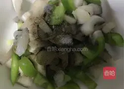 Illustration of how to make shrimp and vegetable pizza 3