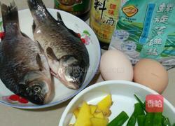 鲫鱼蒸蛋的做法图解1