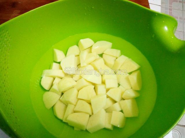 土豆去皮切块泡水去淀粉，时间5分钟以内为宜，然后沥干水分备用。
