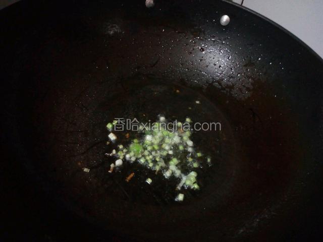 锅中留少许油，加入葱粒扁香。
