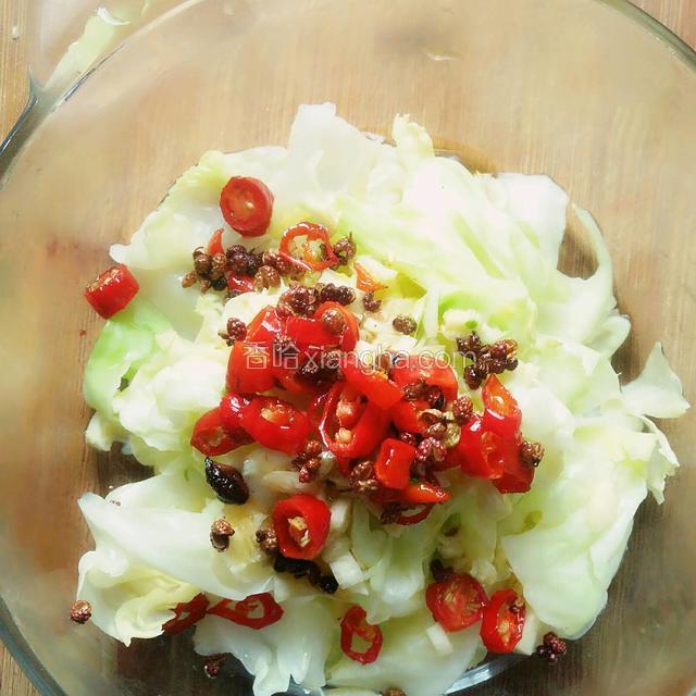 趁油热浇在包菜上的蒜末上