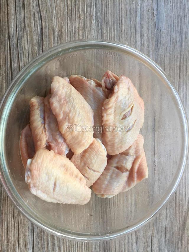 下适量的盐、油、酱油、胡椒粉、姜汁将鸡翅拌匀，腌一个小时以上入味。