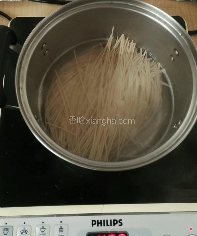 烧开水下面条加适量盐，顺便把切段的豆角也放水里煮熟，加适量盐