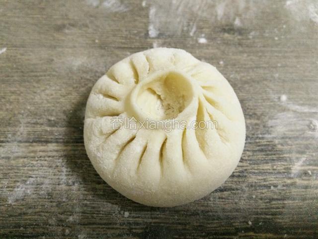 收口捏紧，一个包子就完成了
