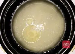 Illustration of how to make bacon claypot rice 1