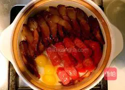 Illustration of how to make bacon claypot rice 6