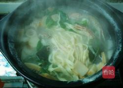 砂锅海鲜鸡蛋面的做法图解3