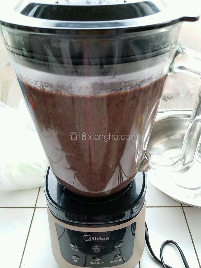 小豆煮好后，连汤带水倒入破壁机内，点搅拌。