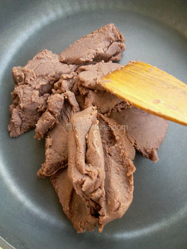 最后把豆沙馅炒到没有什么水分的时候，倒入盘子里冷却。豆沙馅一定要干，要不月饼会开裂。