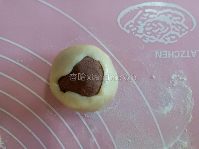 用手心慢慢推饼皮，不要急。