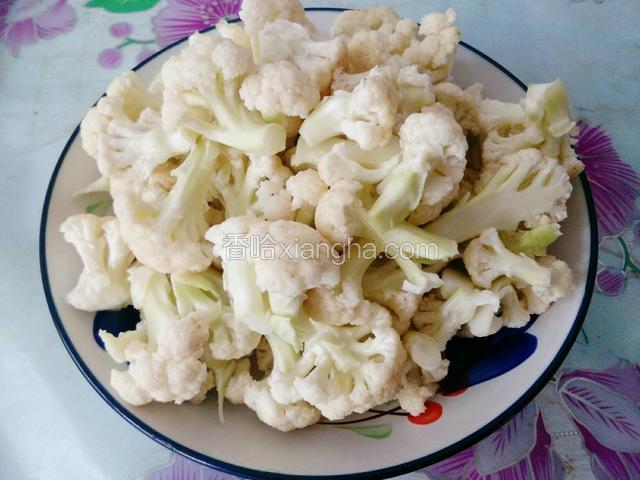 菜花切成块。