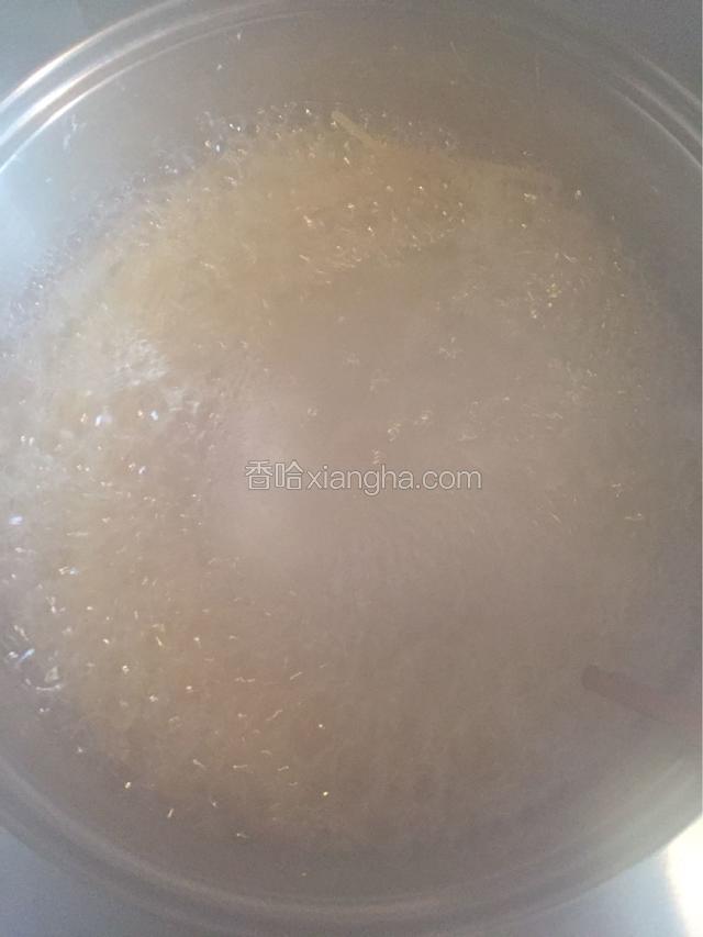 水开煮意面，意面不太好煮烂。