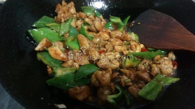 加入酱油，盐调味
