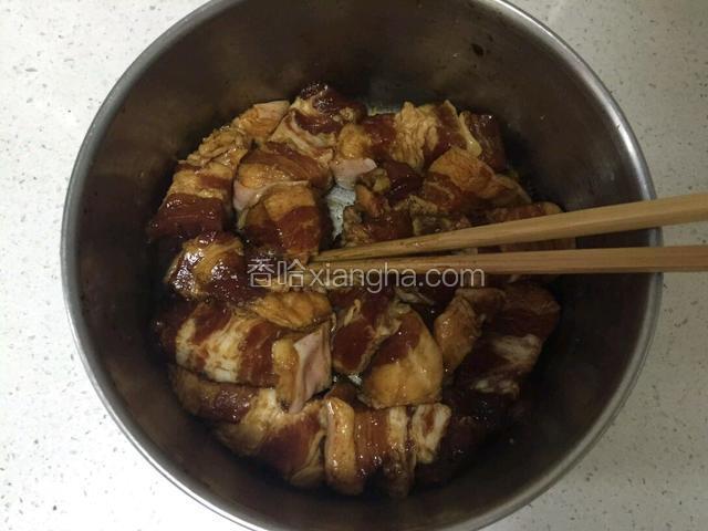 加入料酒，老抽 葱姜腌制片刻