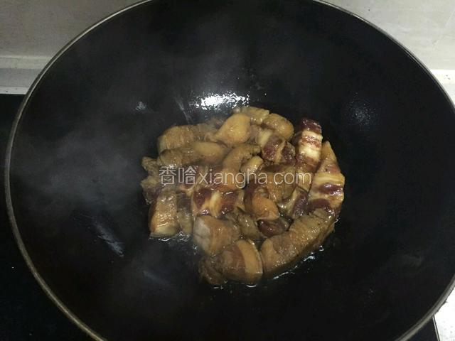 平底锅少许油，煎一下肉（注意多余的油脂要除去，煎的时候会出油）