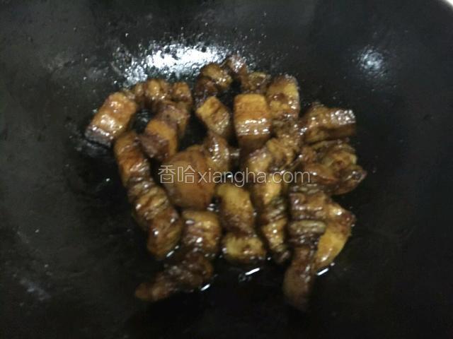 加少许生抽，盐调味，注意翻炒，到七八成熟就可以了