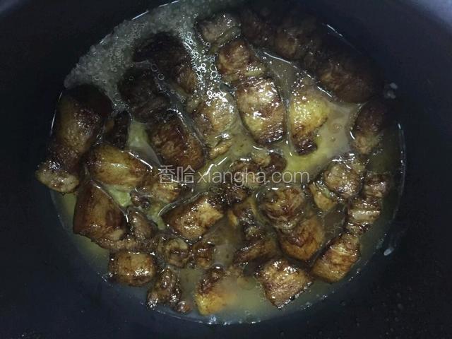 加入煎过的肉，记得不要把所有油都加进去，煎出来的油要倒掉哦