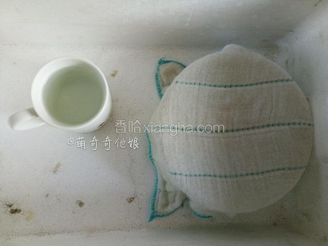 盖湿布或保鲜膜，现在是冬天，气温在十度一下，所以得开启冬天发酵模式，我一般放在泡沫箱里，旁边放一碗热水。在保温性好的泡沫箱里进行基础发酵，当然你也可以用别的办法，例如面包机发酵，烤箱发酵，电热毯发酵，或者直接放温暖处发酵都行。