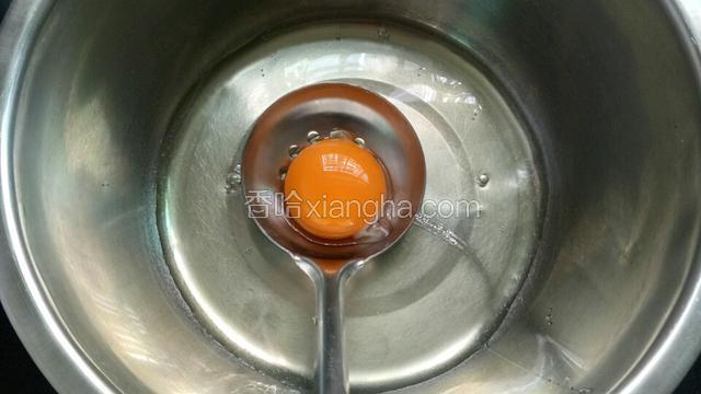 蛋黄蛋白分开分别装两个无油午水的盆子里（由于普通分蛋器蛋黄容易从里面溜出来，所以我用了平时用来捞饭的饭捞来分蛋，很方便）