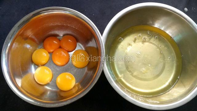 分好的蛋黄跟蛋白。