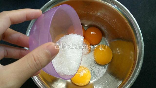 往蛋黄里倒入30克白糖，用手动打蛋器打至白糖完全融化。