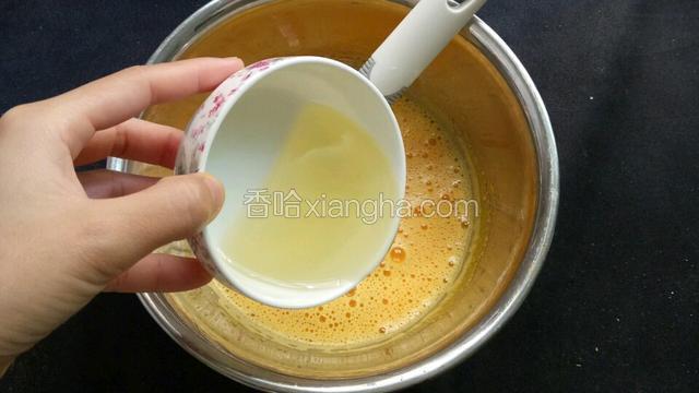 倒入菜籽油，不停搅拌，开始的泡泡会比较大，后来会慢慢变小变得细腻。