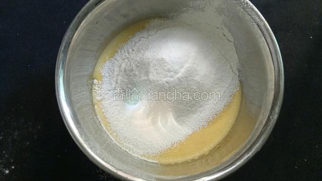 筛入低筋面粉跟香草粉，快速搅拌至无颗粒状态。