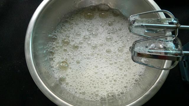 加入几滴白醋或柠檬汁，打至起大泡的时候加入三分之一白糖，继续打发。