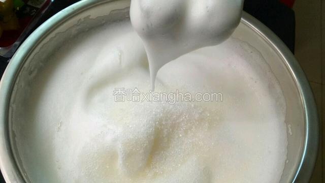 打到起连着不断地尖角加入剩下的白糖，继续打至硬性发泡。