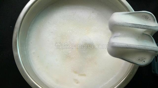 打至可以看见纹路的时候加入第二次白糖，继续打发。