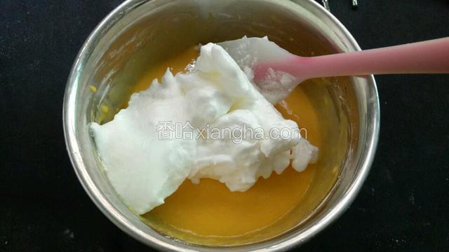 将三分之一蛋白霜用刮刀挖到蛋糊里，用刮刀翻拌均匀。然后再将翻拌好的蛋糊倒进蛋白霜里，快速翻拌均匀。