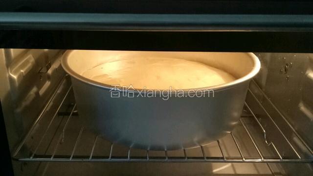 放进烤箱，上下管130度烤65分钟即可。